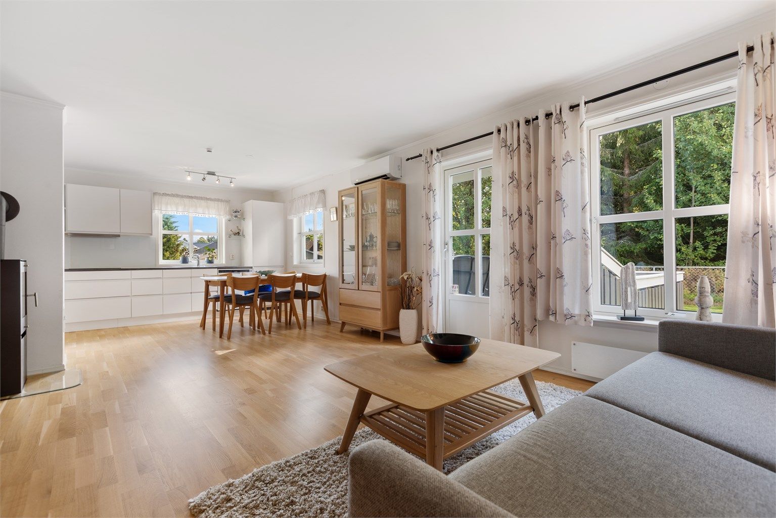 Lys og trivelig stue med åpen kjøkkenløsning