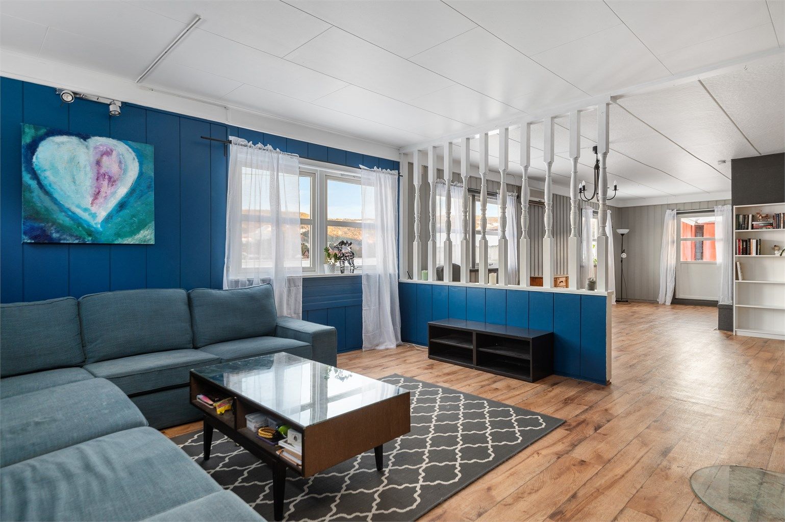 De aller fleste veggene innvendig er malt opp siden nåværende eier overtok i 2021. 