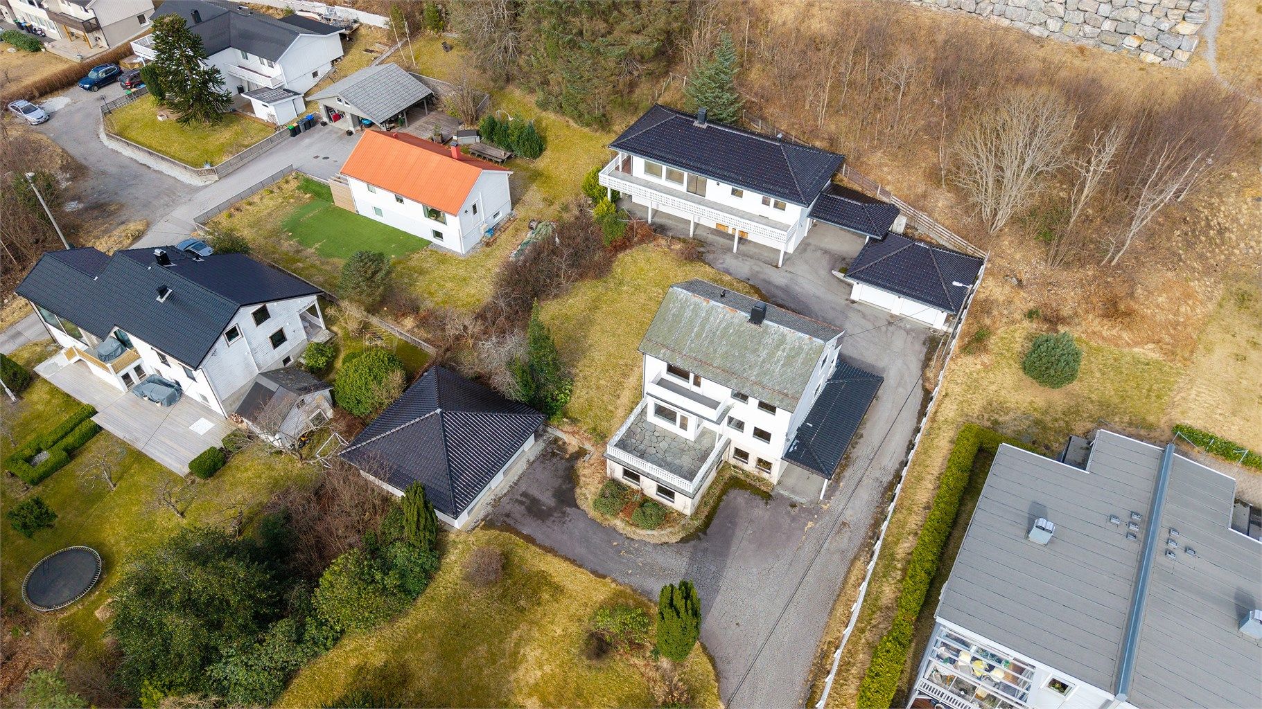 Eiendommen ligger i en slakk, sørvendt skråning med gode utsiktsforhold.