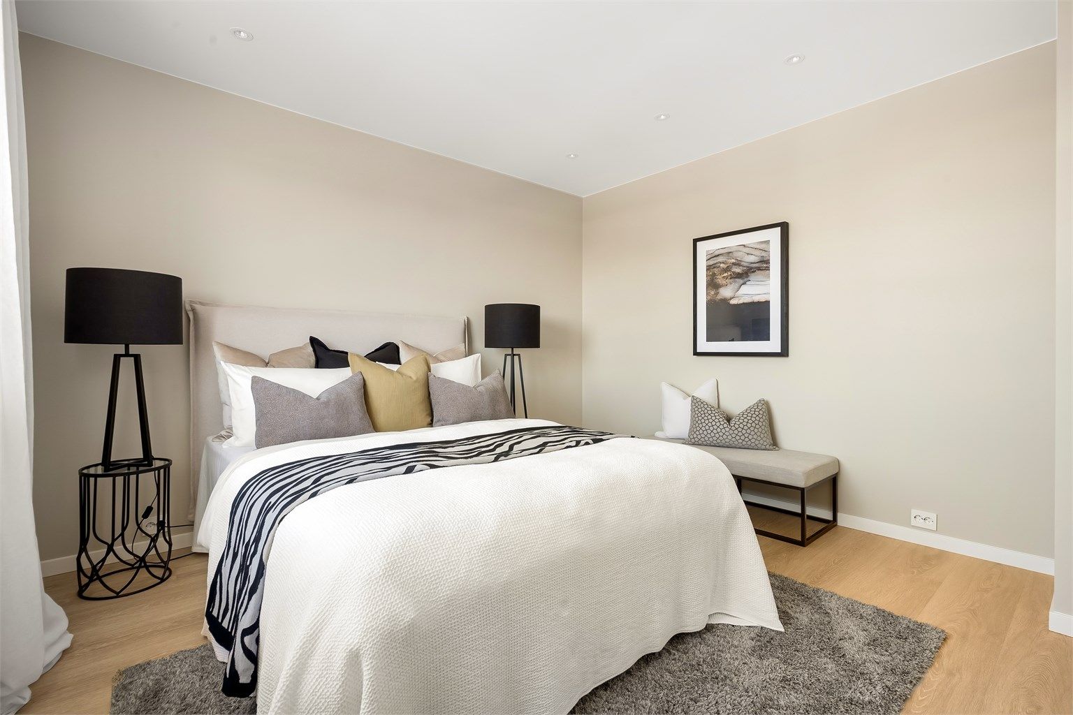 Rommet har malte flater og profilerte innerdører.