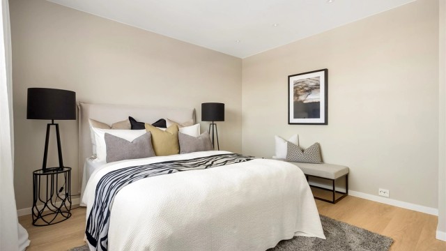 Rommet har malte flater og profilerte innerdører.