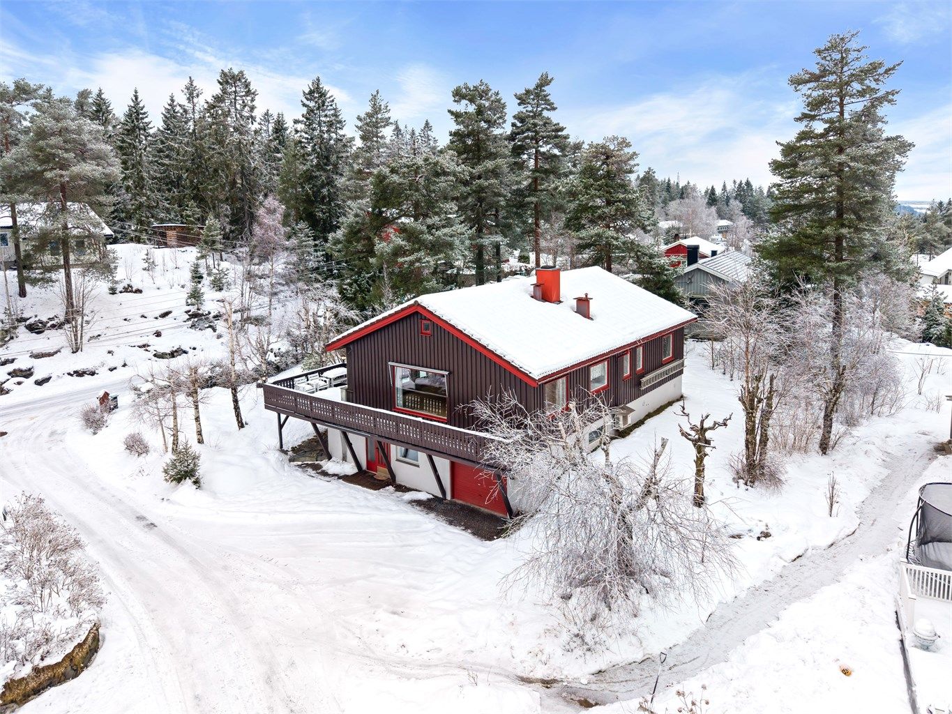 Frittliggende enebolig fra 1969 over to plan med en romslig hage for hele familien.