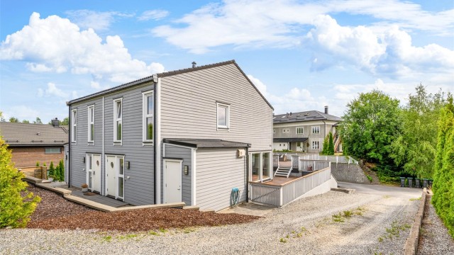 Halvpart av en tomannsbolig beliggende i et etablert og godt nabolag