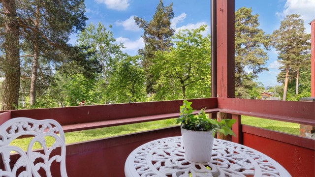 Balkongen er en skjermet og privat uteplass med plass til en liten sittegruppe.