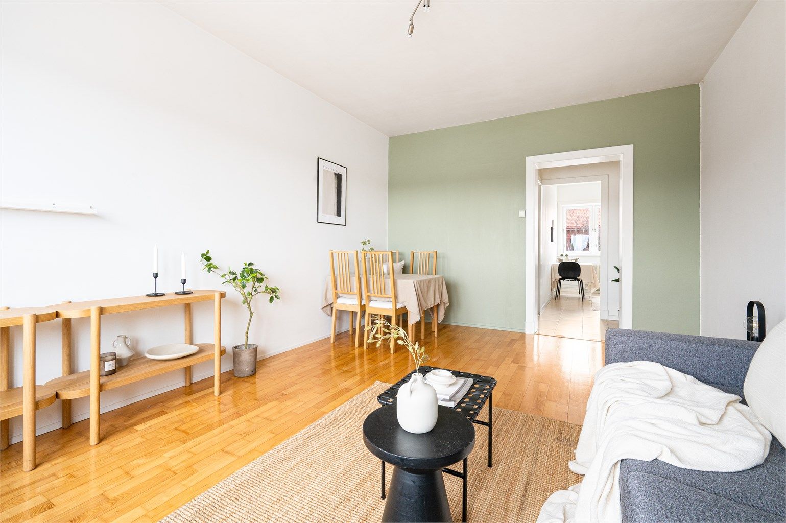 Leiligheten ligger i en rolig men sentral sidegate.
