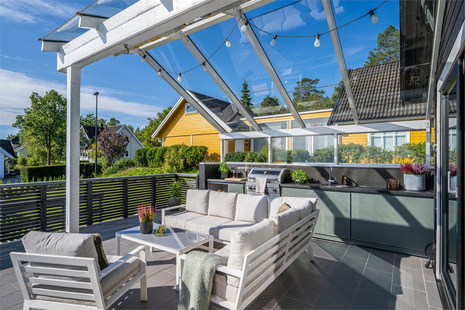 Uteplassen har god plass til både spisegruppe og sofagruppe.