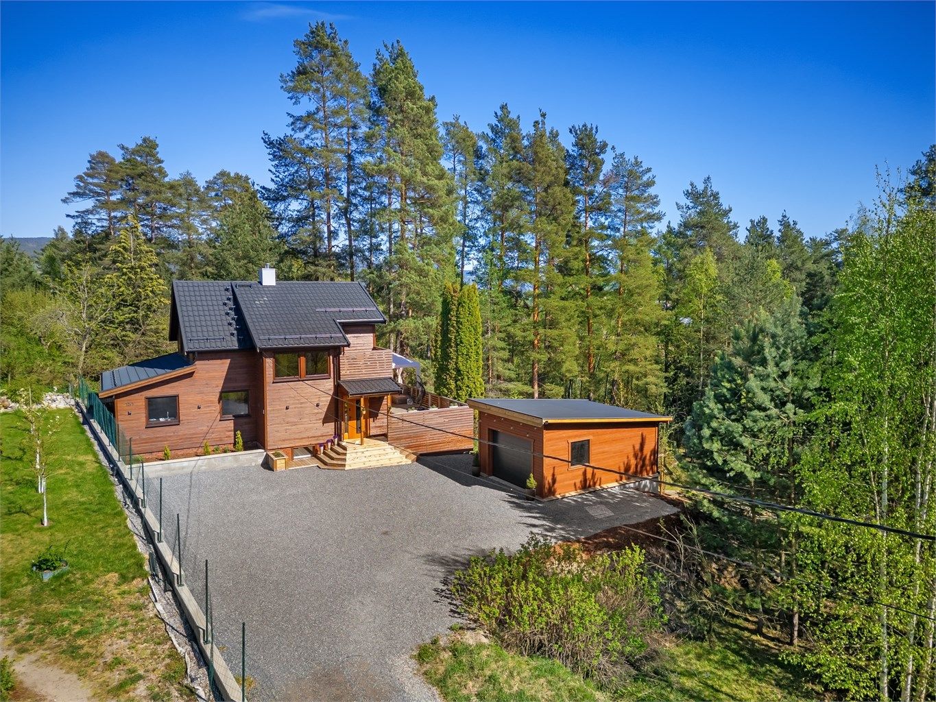 Spennende og stilfull enebolig med fire soverom beliggende i et attraktivt boligområde
Foto: Emotional Landscape Production Ole Thoresen