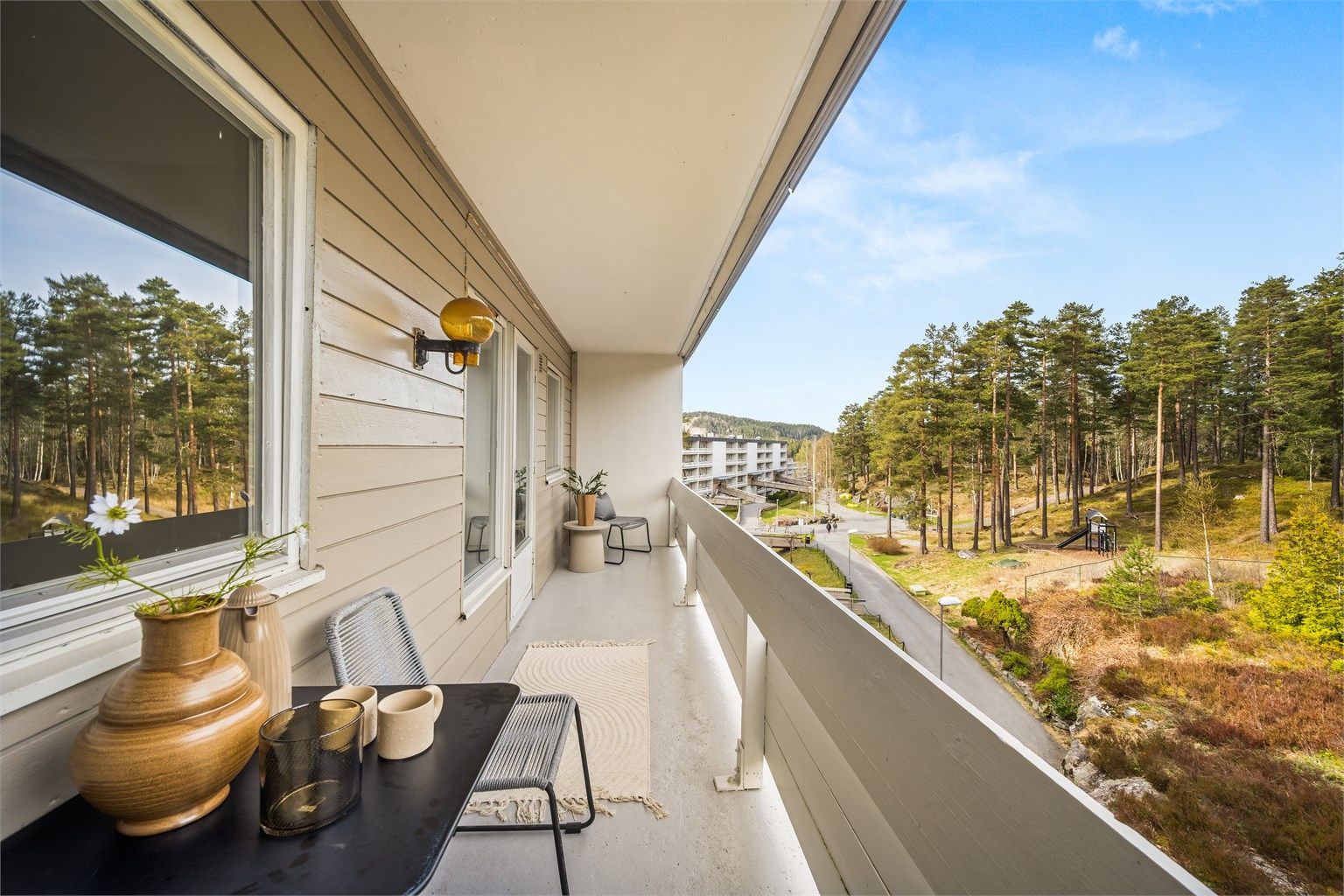 Den østvendte balkongen vender ut mot rolige, grønne fellesarealer med marka som nærmeste nabo. Foto: Martine Eren Jacobsen.