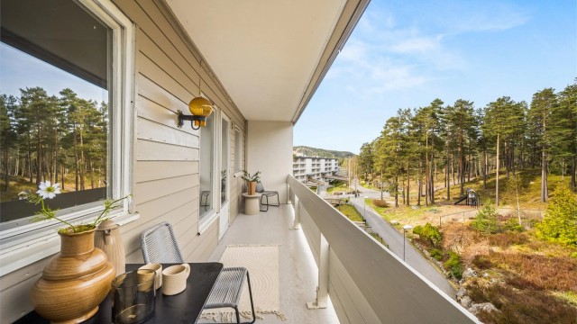 Den østvendte balkongen vender ut mot rolige, grønne fellesarealer med marka som nærmeste nabo. Foto: Martine Eren Jacobsen.