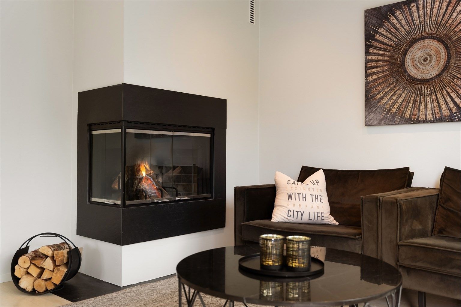 Koselig peis i stuen gir både varme og hygge