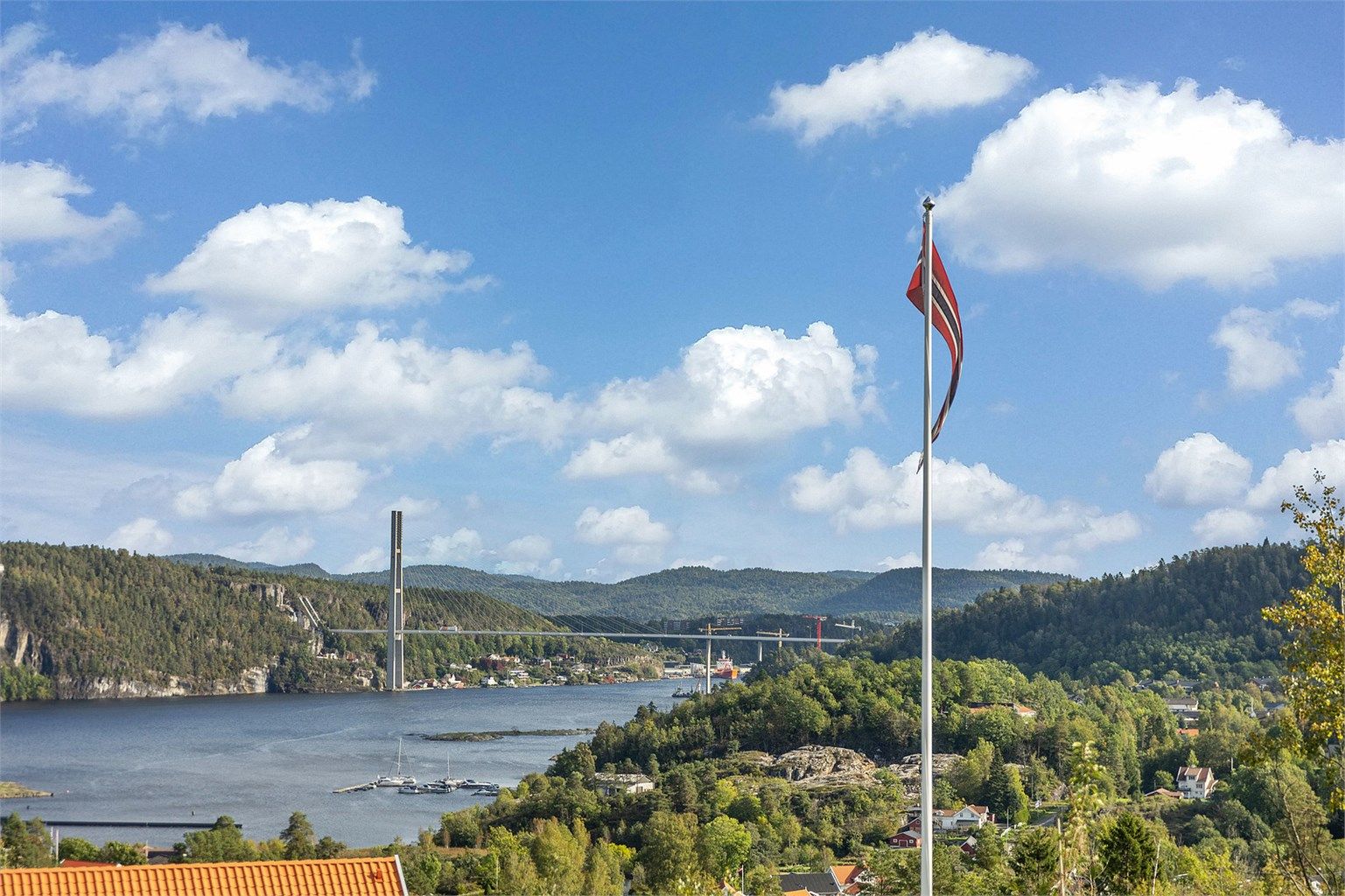 Det er enkel og rask adkomst til E-18, og ca. 3 km til Stathelle sentrum.