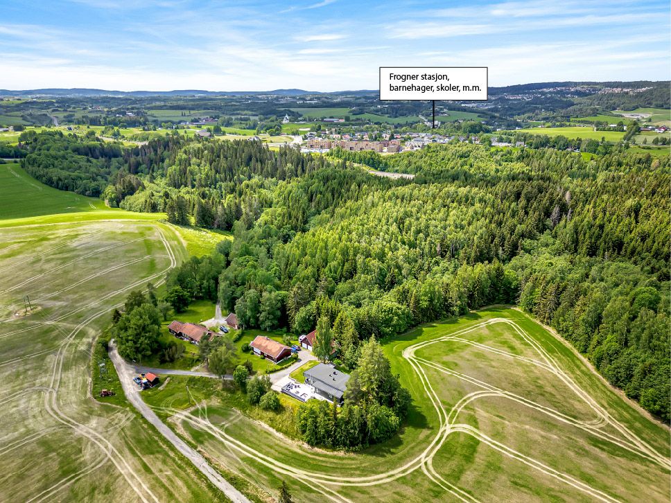 Boligen ligger i kort avstand til skoler, barnehager, togstasjon, butikker m.m. 