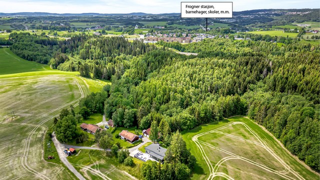 Boligen ligger i kort avstand til skoler, barnehager, togstasjon, butikker m.m.