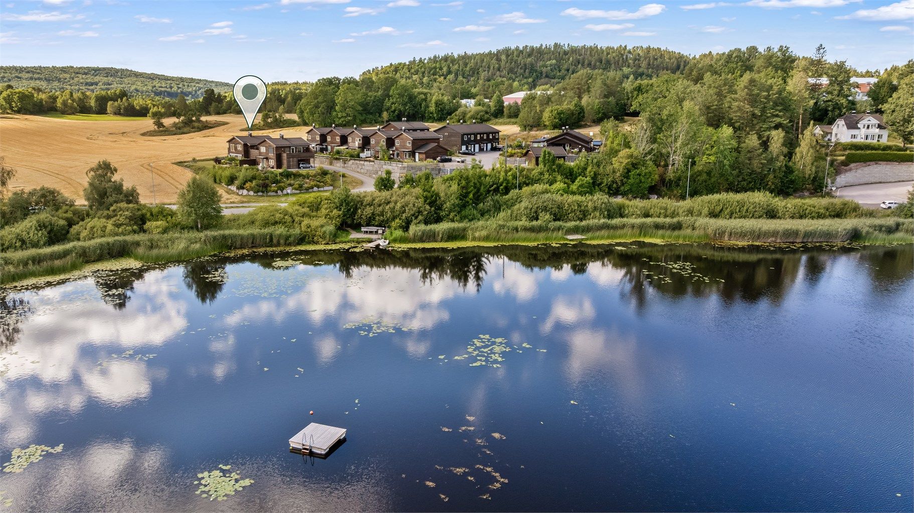 Landlig og fredelig beliggenhet, kun ca. 15 minutters kjøring fra Sandefjord sentrum.