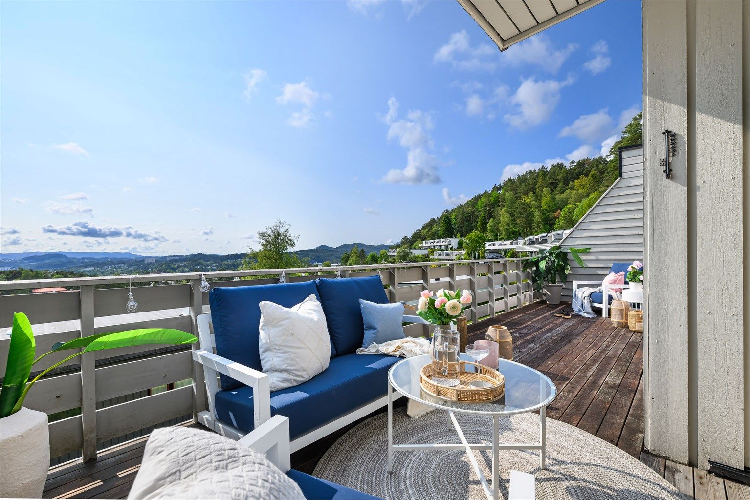 Her man man nyte fine sommerdager med sol fra formiddag til den går går ned sene kvelden.