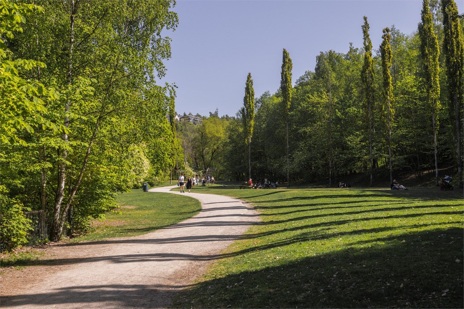 Svartdalsparken ligger like ved og byr på flotte tur- og rekreasjonsmuligheter.