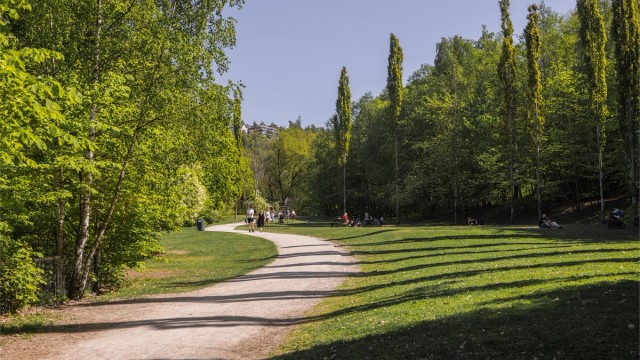 Svartdalsparken ligger like ved og byr på flotte tur- og rekreasjonsmuligheter.