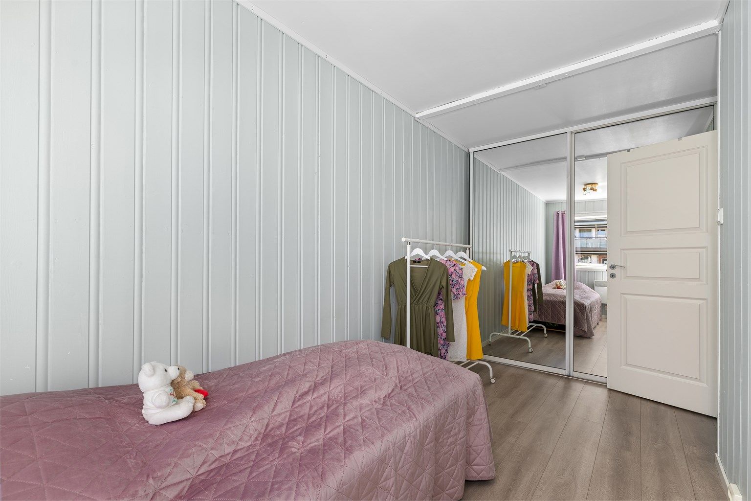 Dette soverommet er utstyrt med en praktisk skyvedørsgarderobe.