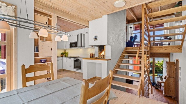 Kjøkkenet fra 2014 har en åpen løsning mot spiseplassen, med en sentralt plassert peis.
