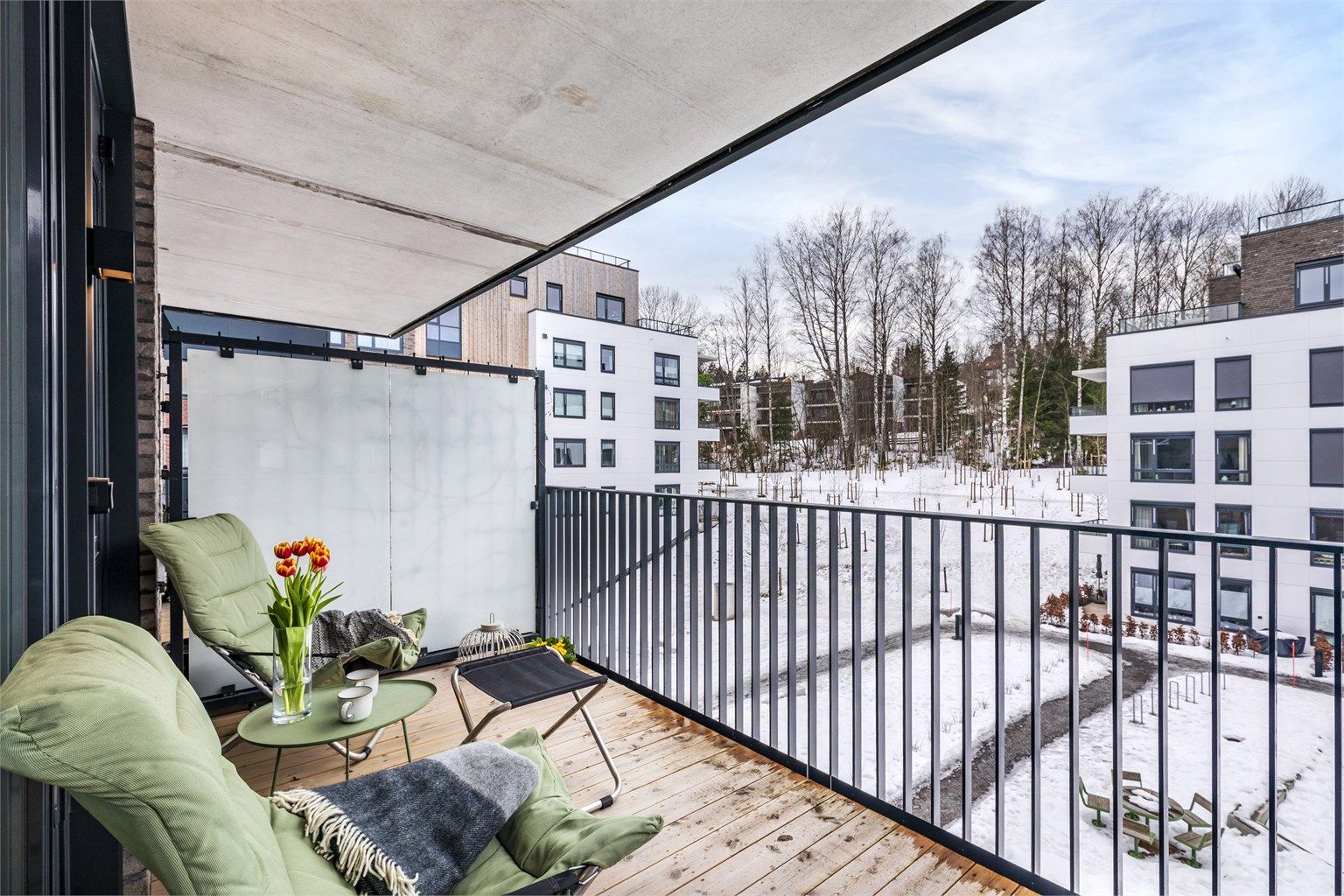 Vestvendt balkong på ca. 9 kvm med hyggelig utsyn mot gårdsrom og mot gamle Svensenga