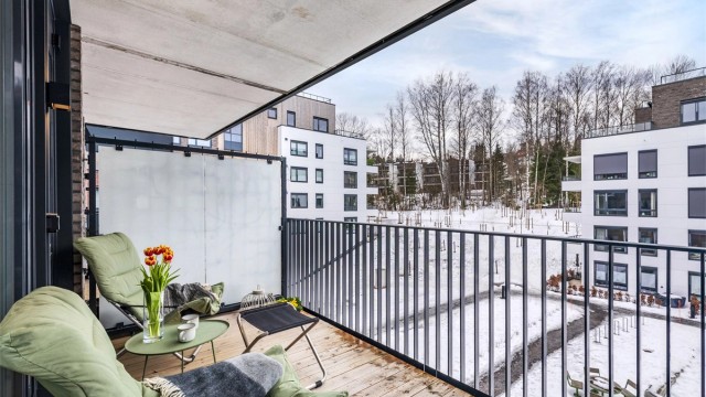 Vestvendt balkong på ca. 9 kvm med hyggelig utsyn mot gårdsrom og mot gamle Svensenga