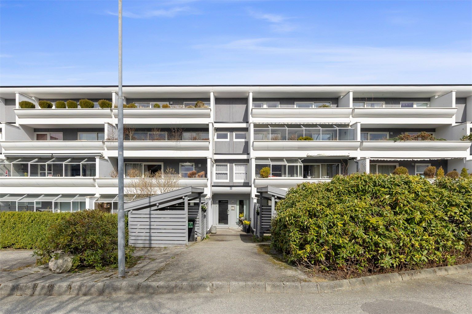Velkommen til Tennisveien 17 presentert av Zander Polderman v/Eiendomsmegler Krogsveen. 