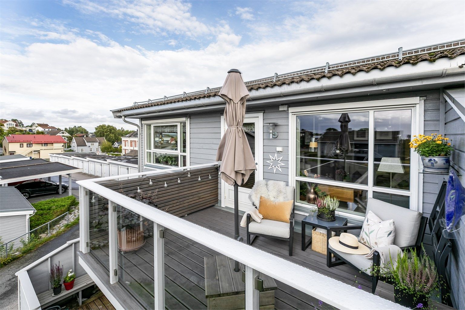 Altanen er i senere år oppgradert med glassrekkverk og Møre Royal terrassebord.