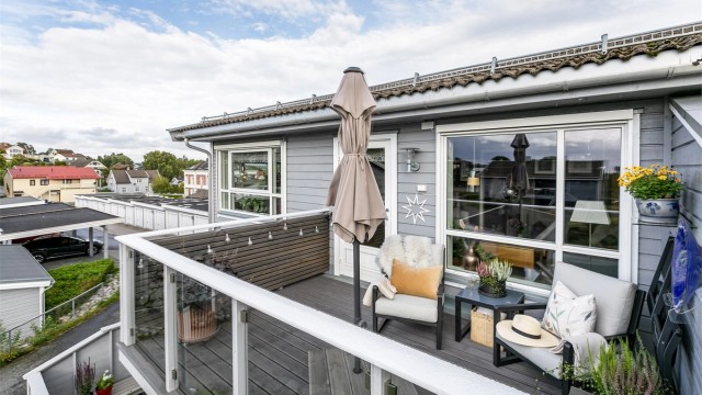 Altanen er i senere år oppgradert med glassrekkverk og Møre Royal terrassebord.