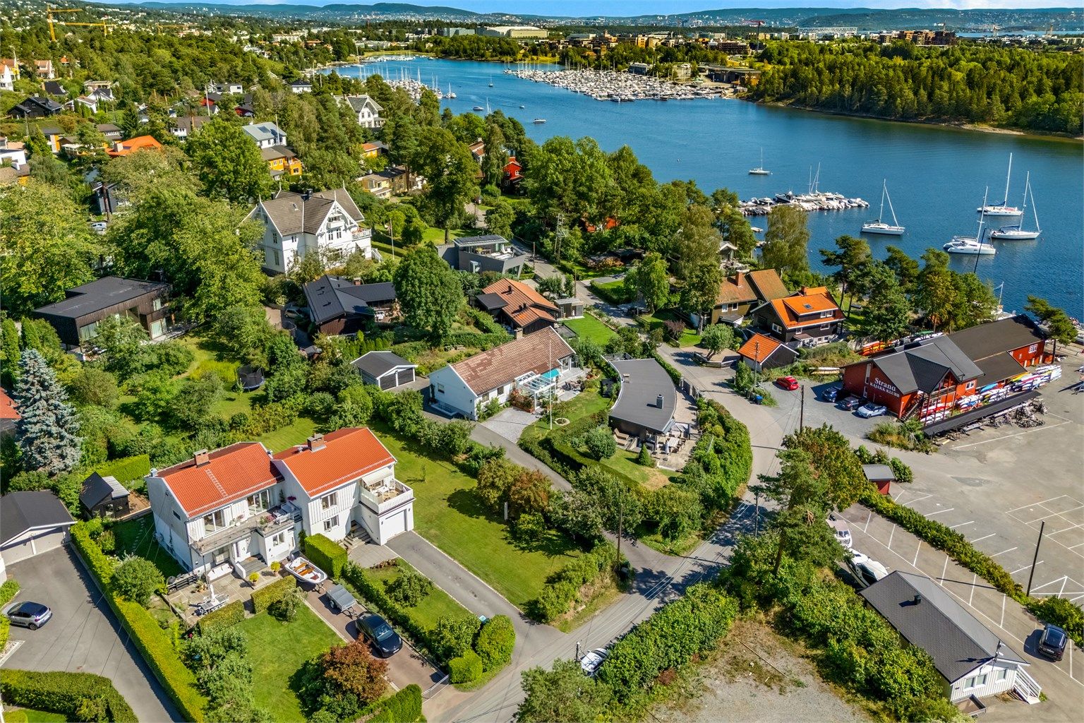 Velkommen til Sarbuvollveien 26B - Sjelden fjordperle! Stor og attraktiv tomannsbolig med idyllisk sjøutsikt, velstelt hage, garasje m/lader, privat strand* og båtplass.
