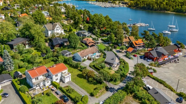 Velkommen til Sarbuvollveien 26B - Sjelden fjordperle! Stor og attraktiv tomannsbolig med idyllisk sjøutsikt, velstelt hage, garasje m/lader, privat strand* og båtplass.