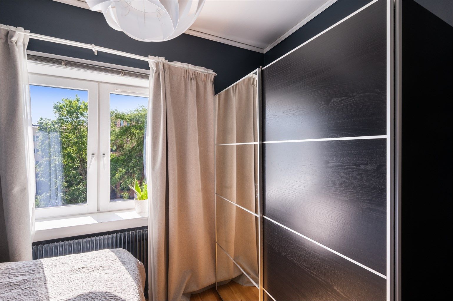 Soverommet har godt med oppbevaringsplass i garderobeskap.