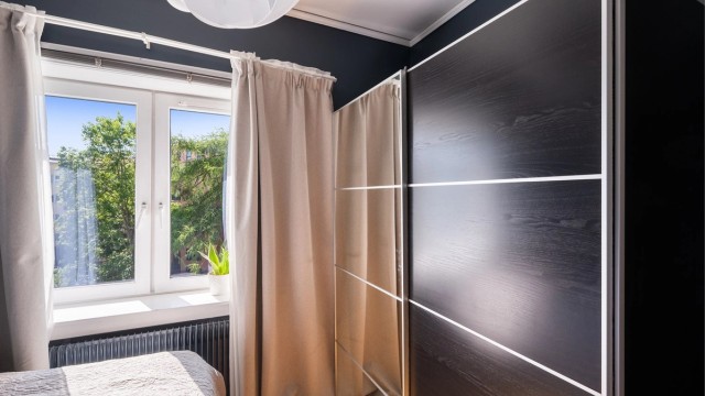 Soverommet har godt med oppbevaringsplass i garderobeskap.