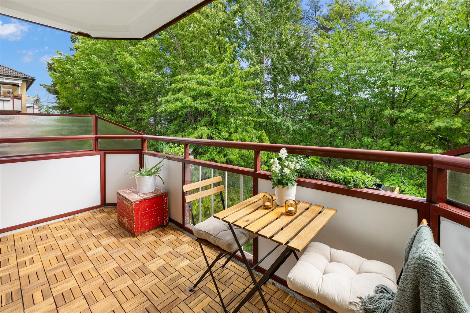 Attraktivt beliggende 3-roms med usjenert balkong med utsikt mot skogsområde. 