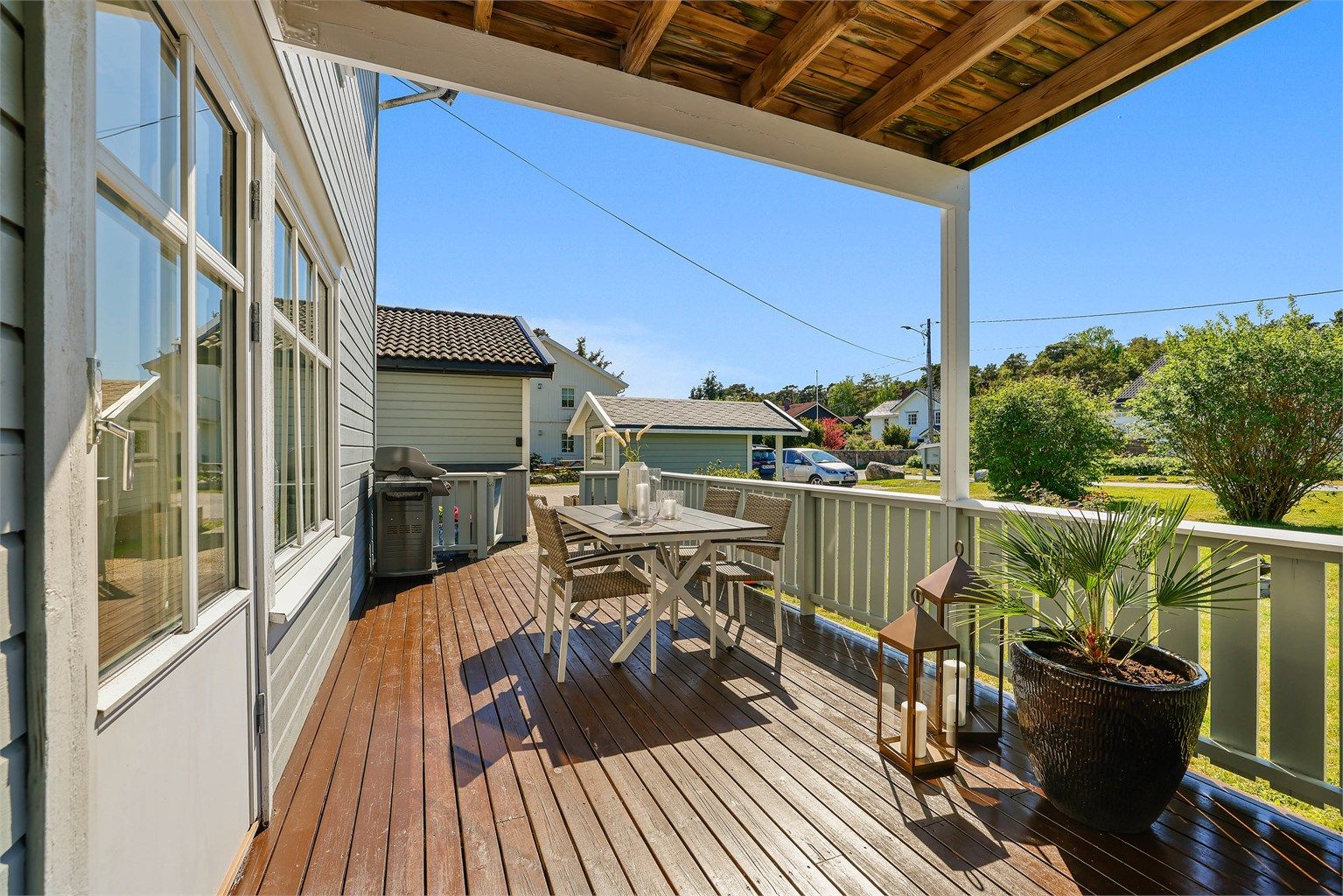 Det er enkel adkomst til terrassen fra parkeringen.