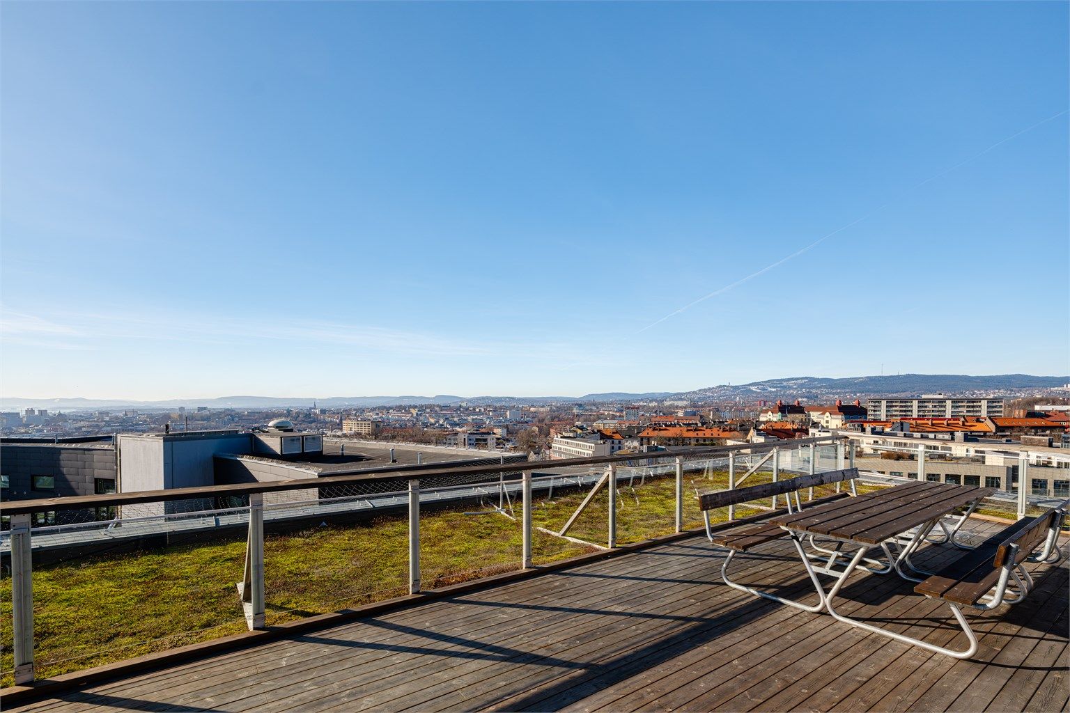 Her er det felles sittegrupper, grill, solsenger og utrolig hyggelig atmosfære. 