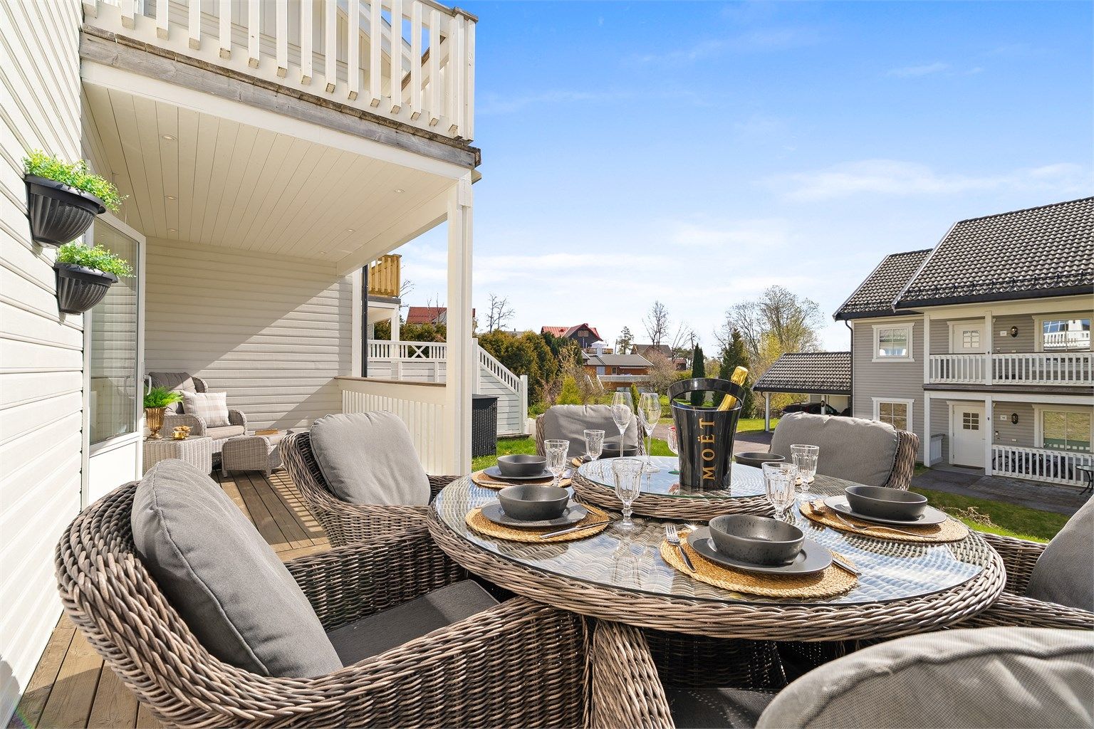 Fra boligen er det utgang til en delvis overbygget terrasse med fine oppholdssoner.