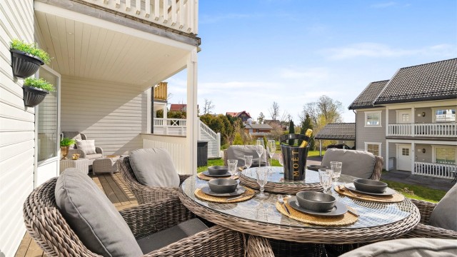 Fra boligen er det utgang til en delvis overbygget terrasse med fine oppholdssoner.