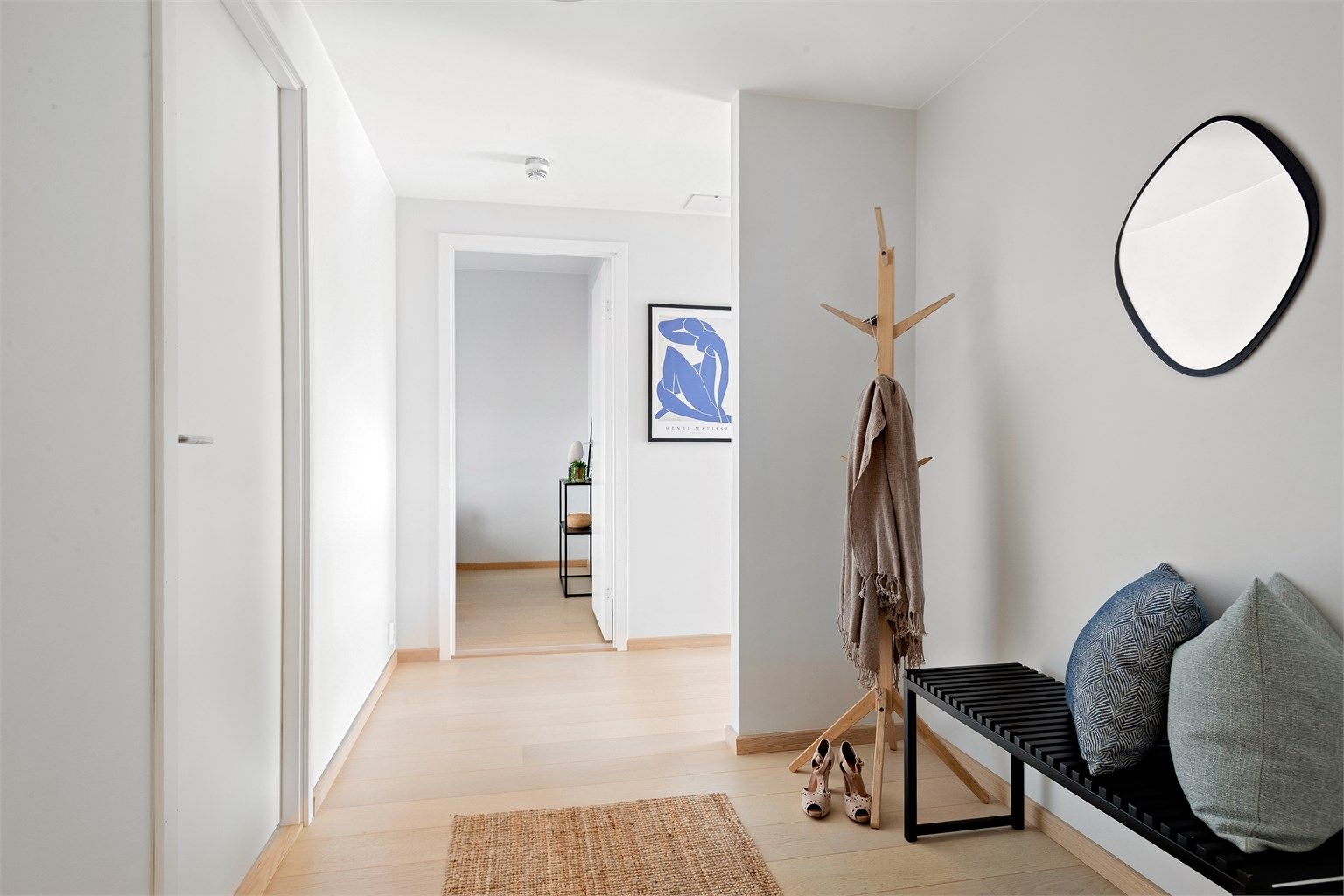 Entréen har parkett på gulv og gir et godt førsteinntrykk. Herfra er det tilgang til alle rom i boligen.