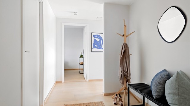 Entréen har parkett på gulv og gir et godt førsteinntrykk. Herfra er det tilgang til alle rom i boligen.