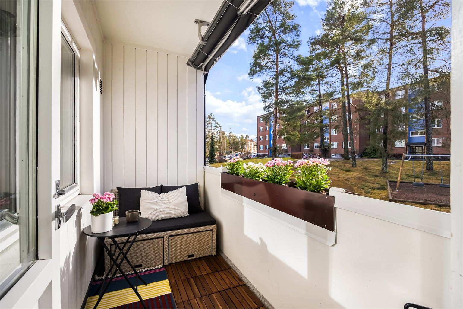Sydvestvendt balkong på 4 m² med naturskjønn utsikt mot borettslagets grønne fellesområder og skogen.  På årets varme dager fungerer balkongen som en forlengelse av stuen. Et herlig uterom hvor man kan nyte fine dager, så vel som flotte kvelder