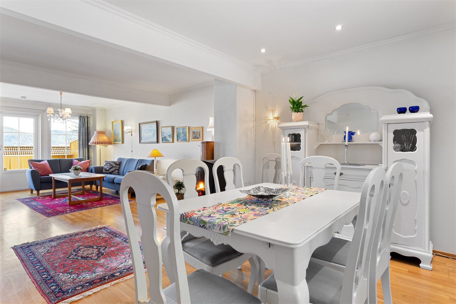 Downlights i tak over spisestue.