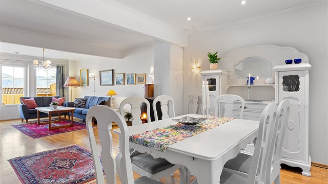 Downlights i tak over spisestue.