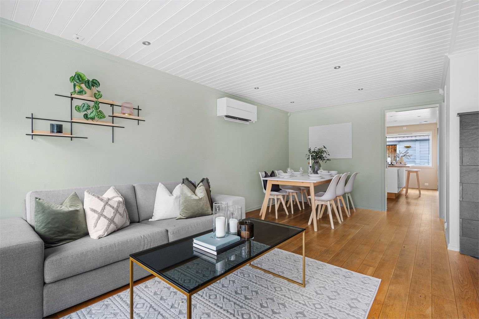 Delvis åpen løsning stue og kjøkken.  