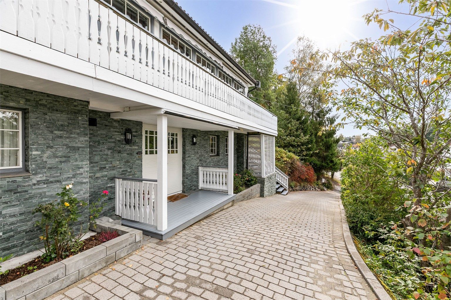 Overbygg skjermet inngangspartiet mot nedbør. Bildet er tatt sommeren 2025.