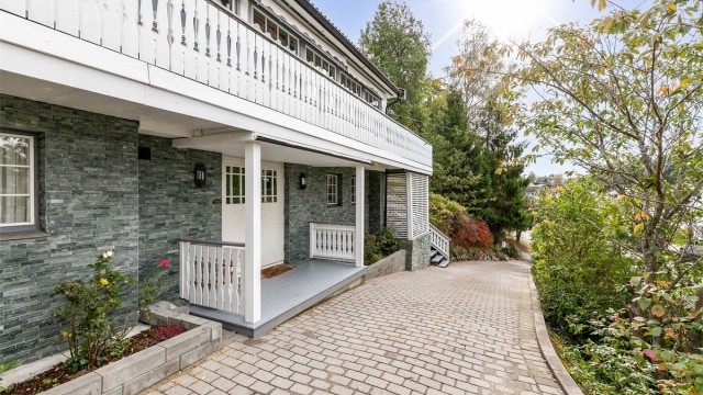 Overbygg skjermet inngangspartiet mot nedbør. Bildet er tatt sommeren 2025.