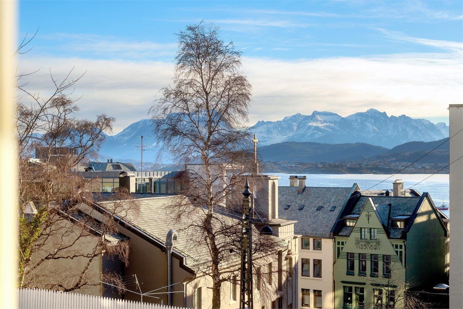 Flott utsikt mot Sunnmørsfjella og Borgundfjorden fra leiligheten