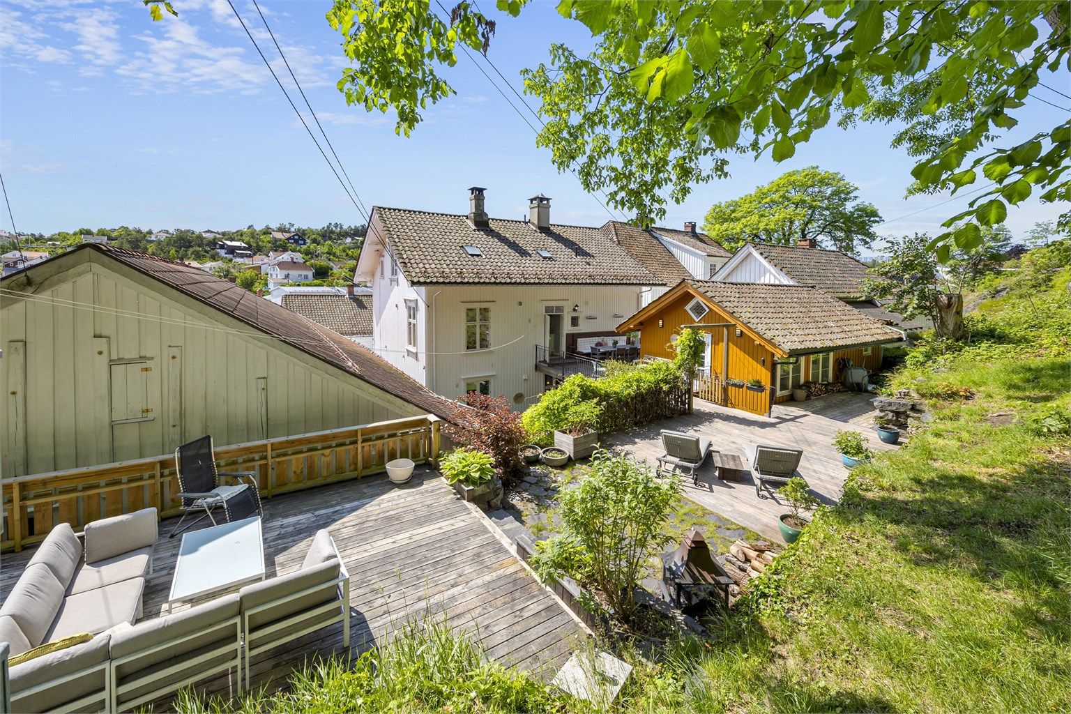 Eiendommen har et stort og usjenert uteområde med terrasser på til sammen 83 m², en sjeldenhet i sentrum.
