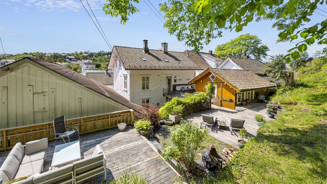 Eiendommen har et stort og usjenert uteområde med terrasser på til sammen 83 m², en sjeldenhet i sentrum.