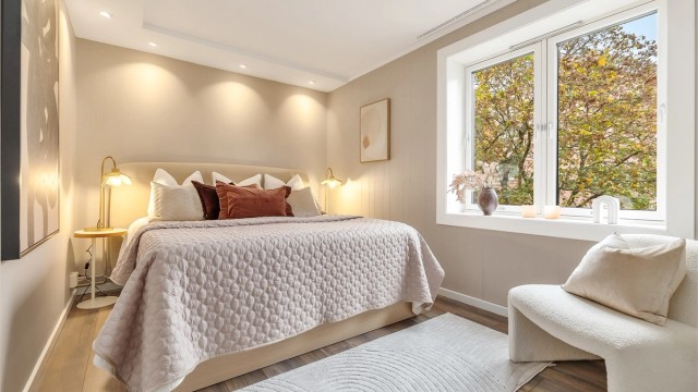 Romslig soverom med god plass til dobbeltseng og nattbord