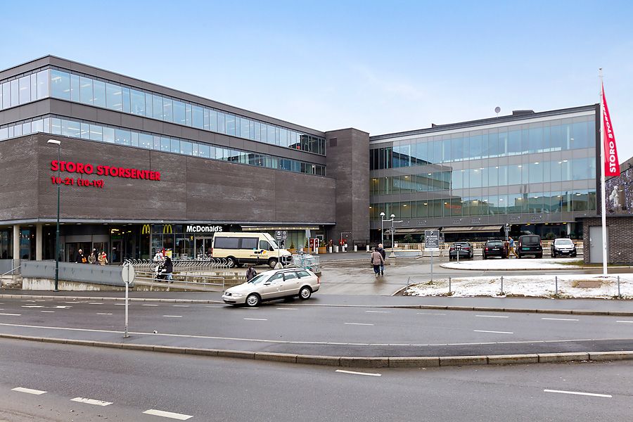 Storo senteret ligger ca. 1,8 km nord. 